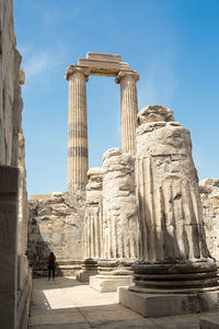 Statue of historical building against sky