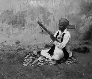 Man playing ravanahatha, rajasthan.