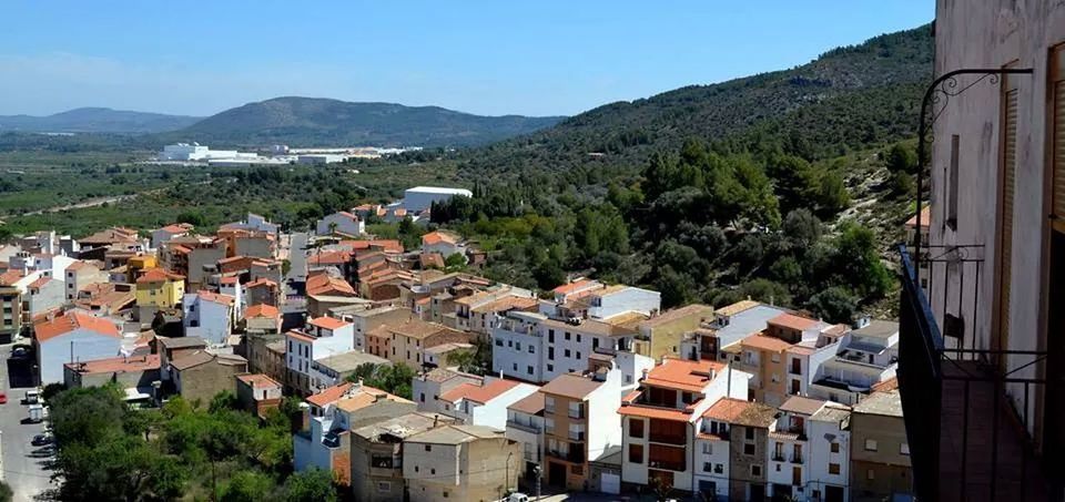 building exterior, architecture, built structure, mountain, house, tree, residential structure, town, residential building, residential district, townscape, high angle view, mountain range, roof, clear sky, crowded, landscape, village, sky, day