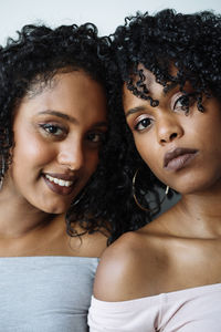 Portrait of two african women next to each other