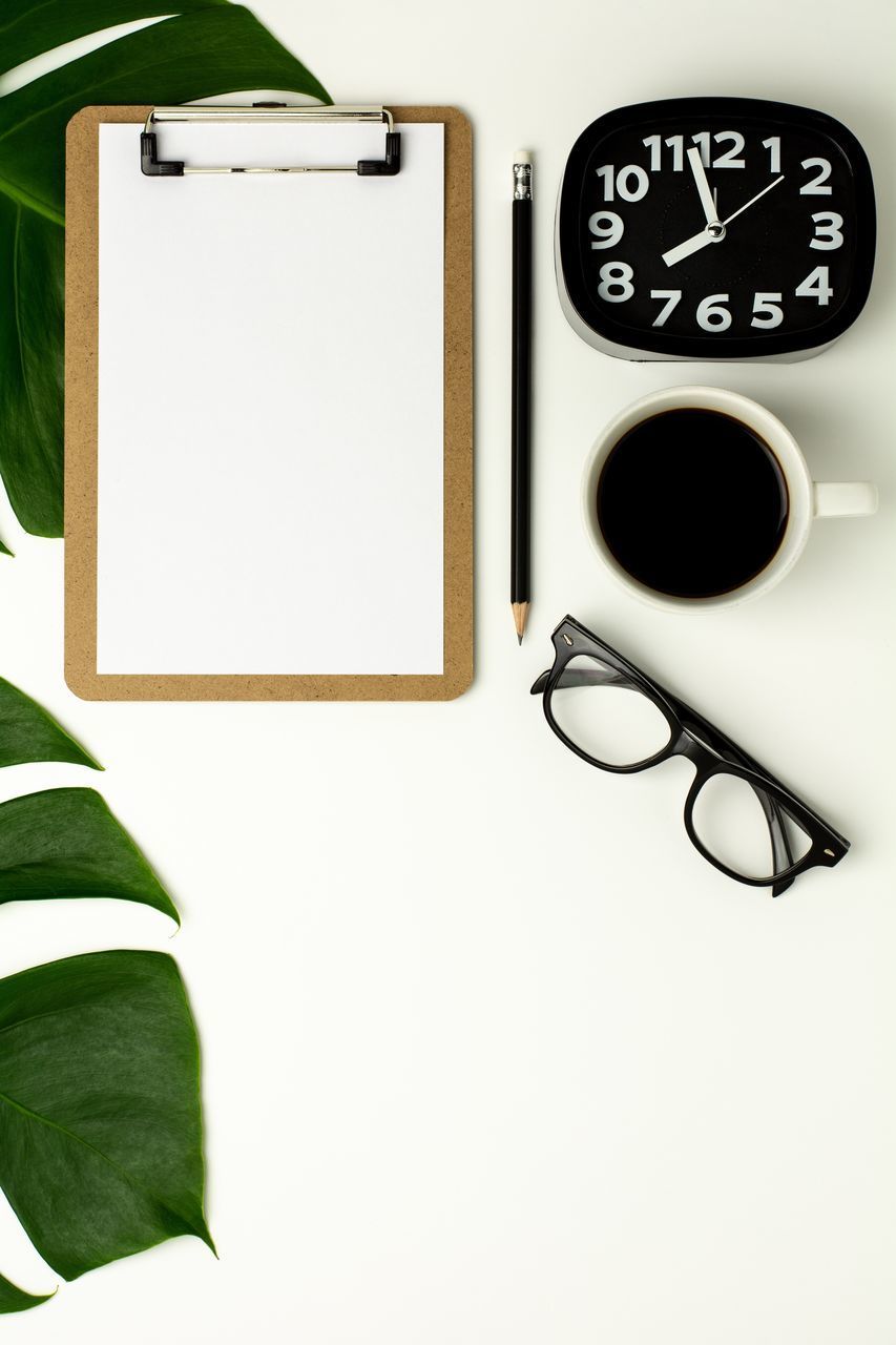 CLOSE-UP OF COFFEE CUP OVER WHITE BACKGROUND