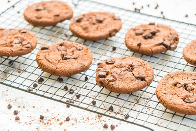 Chocolate chip cookies on cooling rack at table