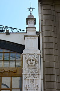 Statue of building