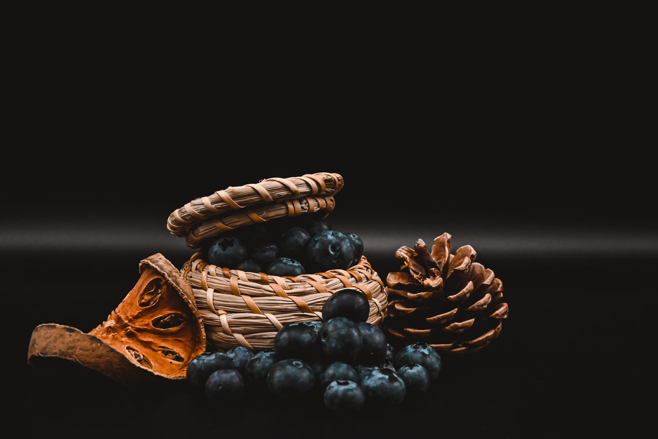 CLOSE-UP OF CAKE ON TABLE