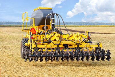 Pneumatic undulating harrow subsoiler paired with a multifunctional hopper for fertilizing the soil.