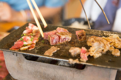 Dice beef on the pan and stove and sprinkle with salt, focus selective