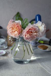Close-up of rose bouquet on table