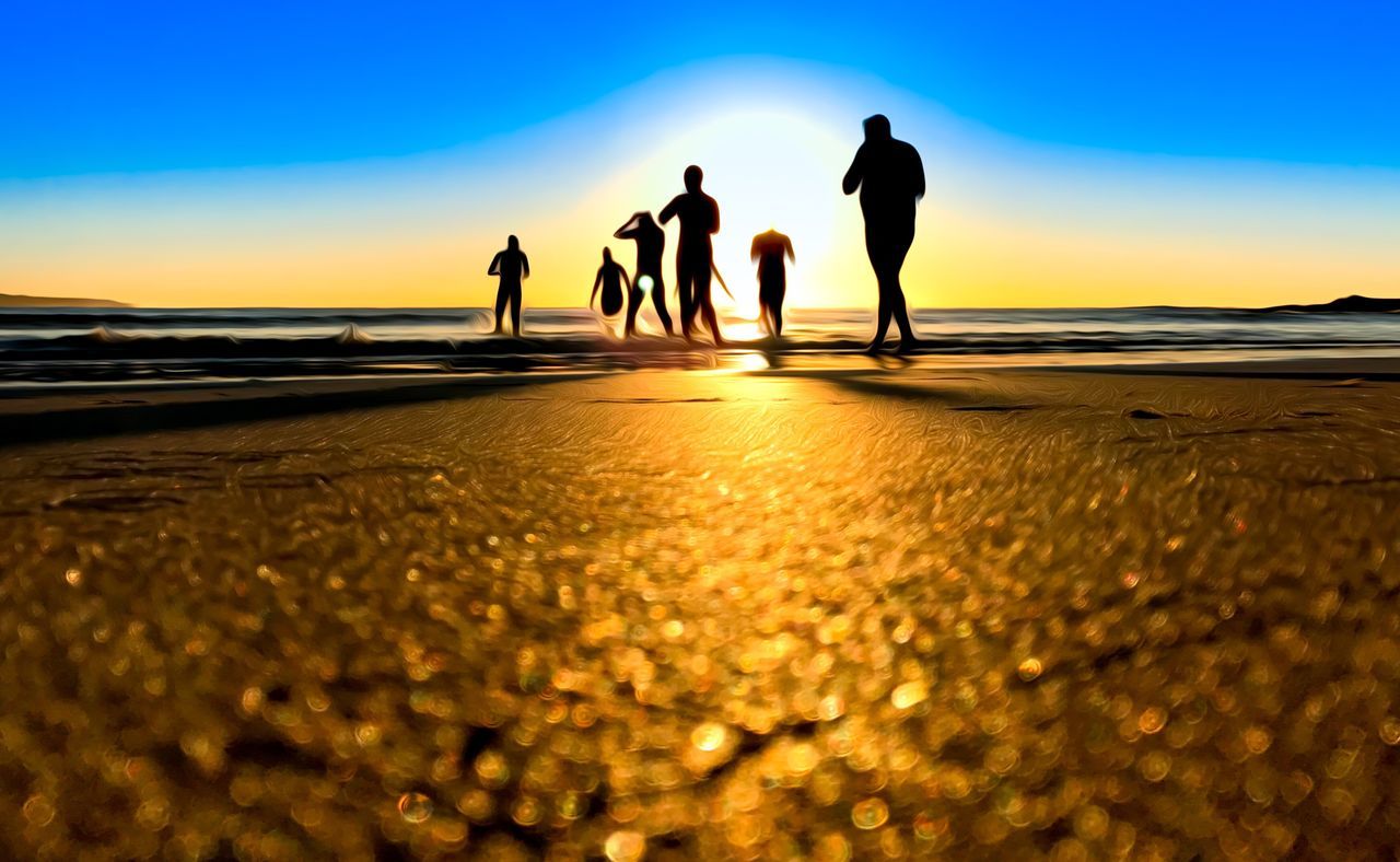 SILHOUETTE PEOPLE WALKING ON BEACH AGAINST SKY