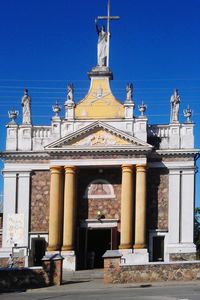 Statue of historic building against sky