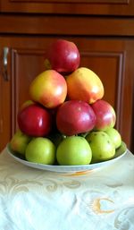 Close-up of apples in bowl on table