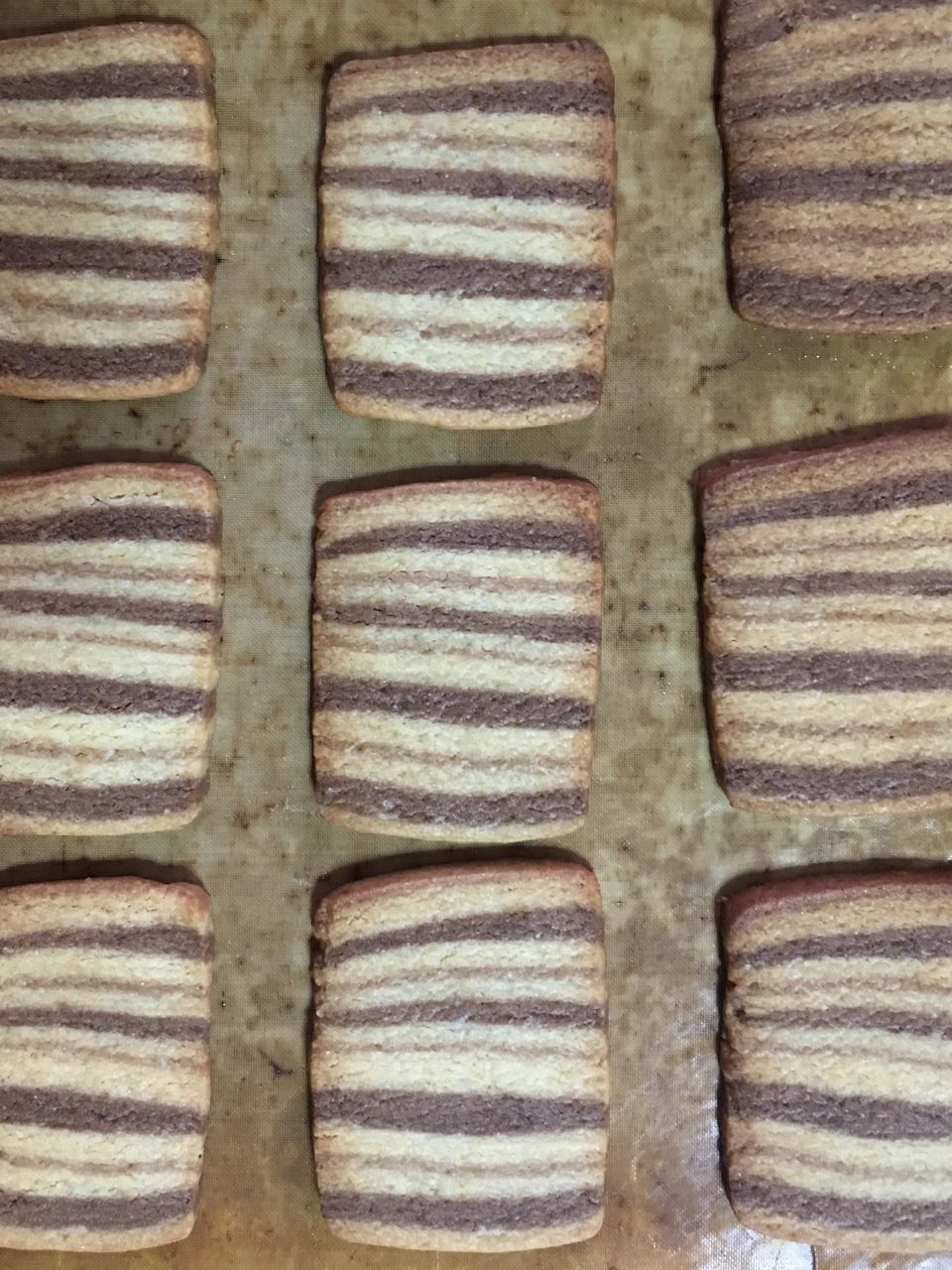 FULL FRAME SHOT OF BREAD ON TABLE