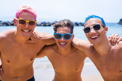 Portrait of happy young man wearing sunglasses