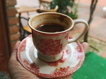 Close-up of hand holding coffee cup 