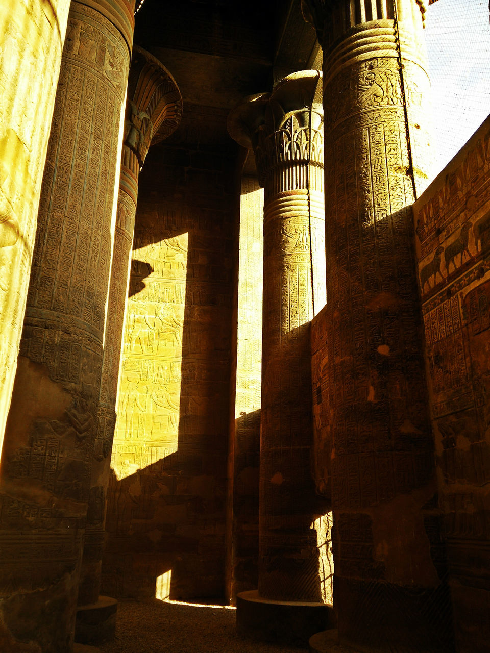 VIEW OF HISTORICAL BUILDING IN THE SUNLIGHT