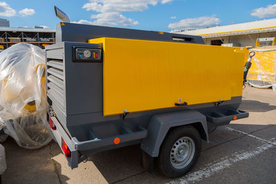 Mobile diesel compressor on wheels for supplying pneumatic air to devices