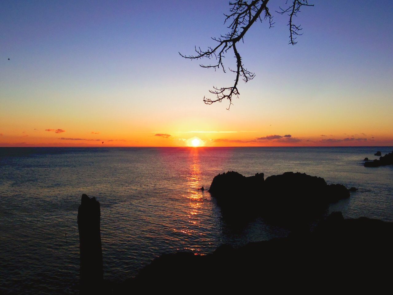 sunset, water, sea, sun, horizon over water, tranquil scene, scenics, tranquility, silhouette, beauty in nature, orange color, idyllic, reflection, nature, clear sky, sky, sunlight, beach, shore, rock - object