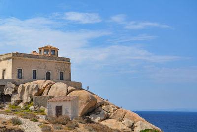 Castle by sea against sky