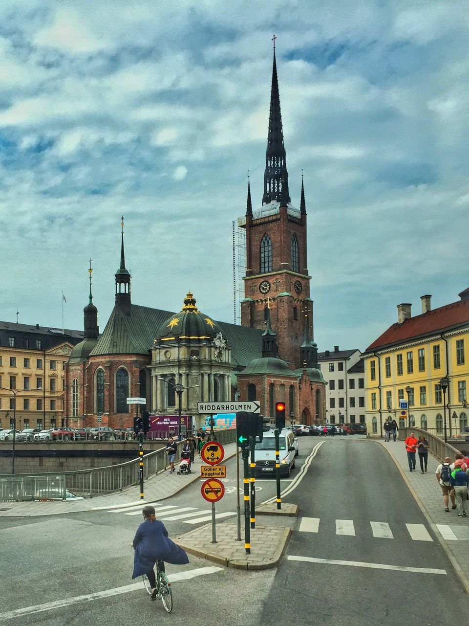 building exterior, architecture, built structure, sky, religion, city, street, church, place of worship, incidental people, cloud - sky, transportation, spirituality, travel, travel destinations, cathedral, men