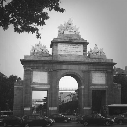 architecture, built structure, land vehicle, building exterior, car, transportation, clear sky, mode of transport, city, travel, incidental people, travel destinations, tree, history, low angle view, street, statue, arch, day, sculpture