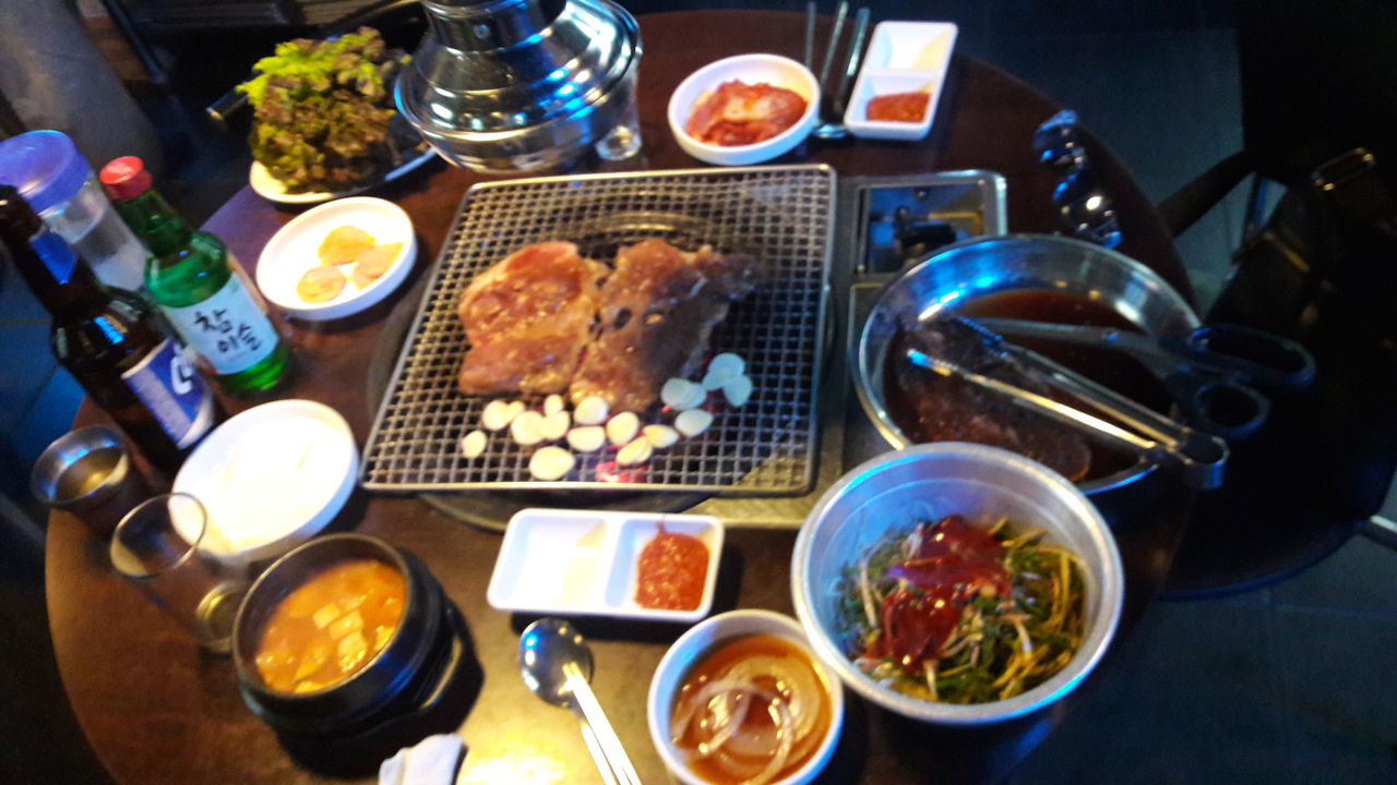 HIGH ANGLE VIEW OF FOOD IN PLATE ON TABLE