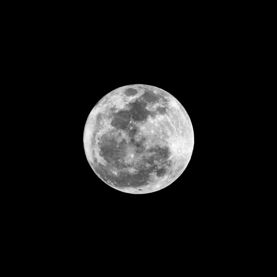 moon, astronomy, full moon, planetary moon, night, moon surface, discovery, beauty in nature, circle, sphere, tranquil scene, low angle view, space exploration, tranquility, scenics, nature, sky, majestic, exploration, copy space