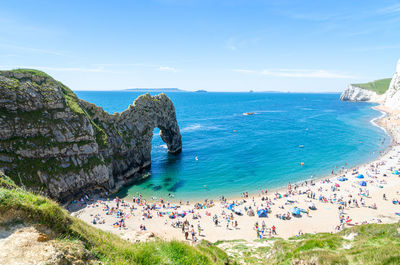 Beach day at the durdle door on the jurassic coast, dorset, england