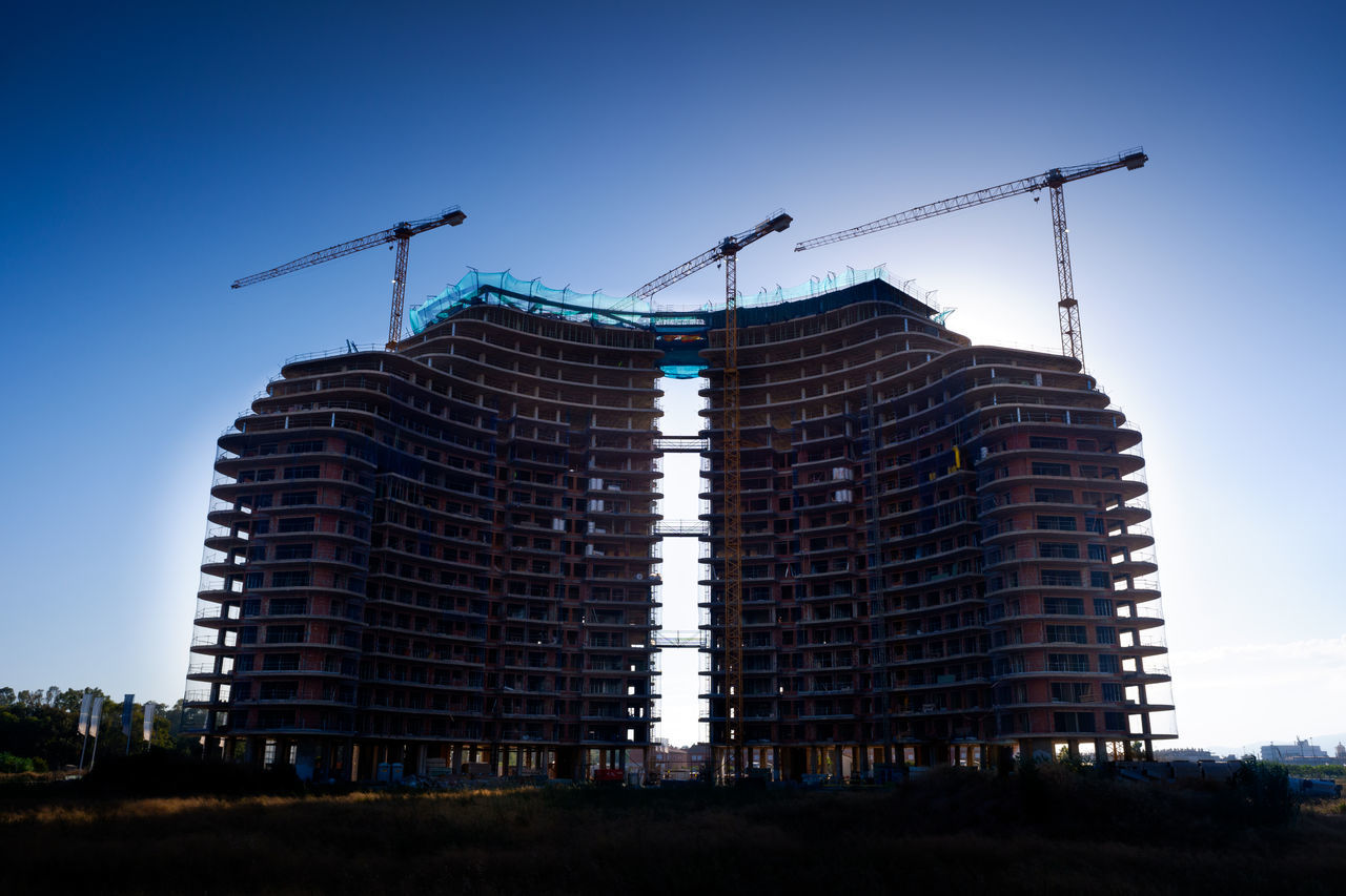 LOW ANGLE VIEW OF BUILDING AGAINST CLEAR SKY