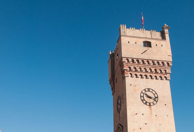 Low angle view of torre leon pancaldo against clear sky