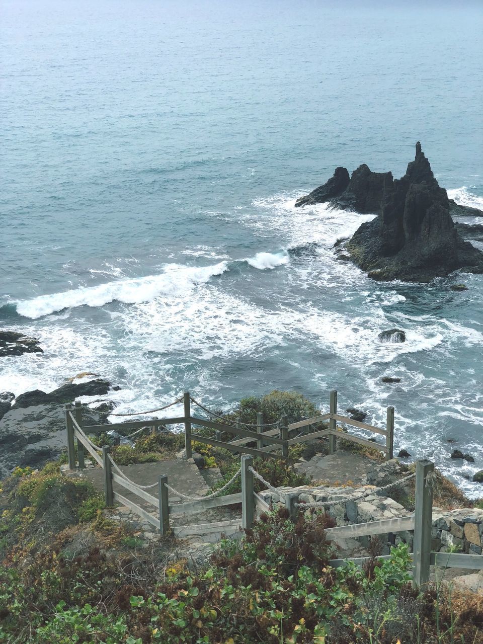 SCENIC VIEW OF ROCKY BEACH