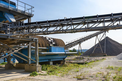 Cement mill sand dewatering machine and machine for transferring gravel, spoil for transport belts