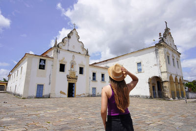Woman visiting praca do carmo in the village of sao cristovao, sergipe, brazil.