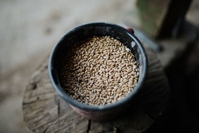 Grain flax in the old plate.