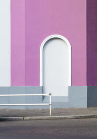 Road by building in city