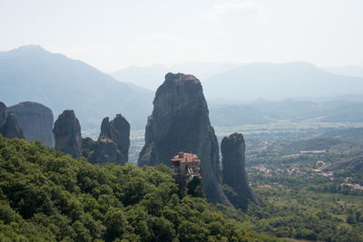 Beautiful landscape with meteora mountains and orthodox monastery. kalambaka, greece. europe