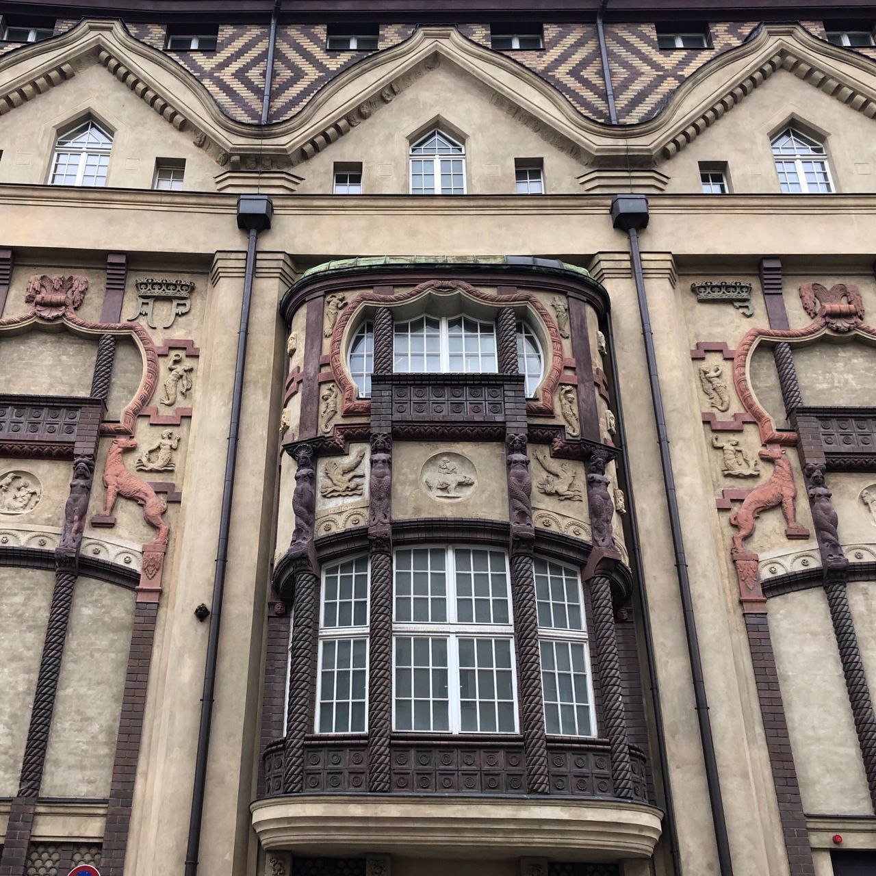 LOW ANGLE VIEW OF HISTORICAL BUILDING