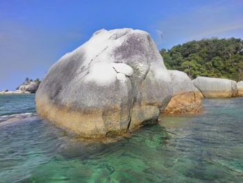 Sea shore against rocks