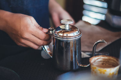 Close-up of hand holding coffee cup