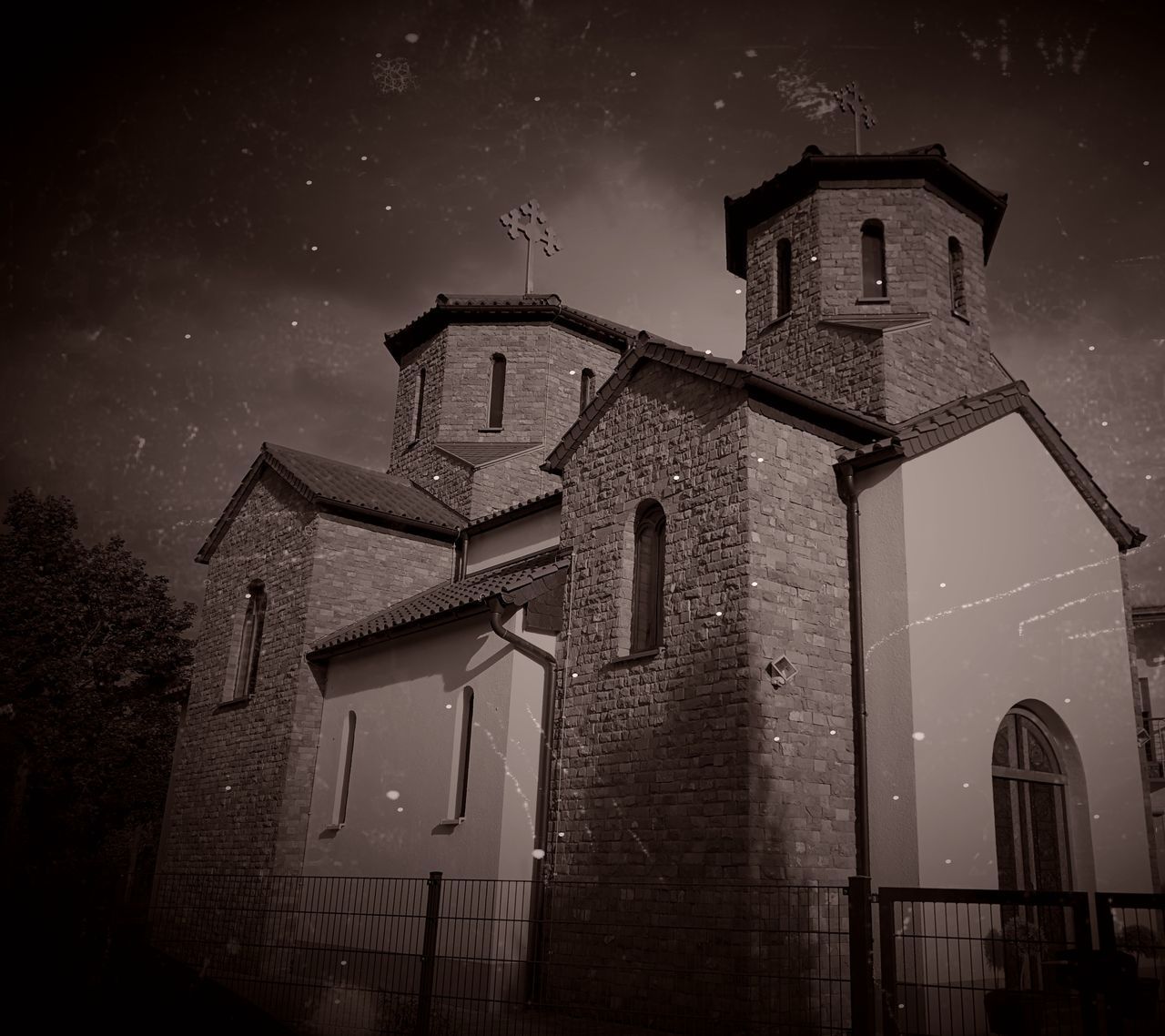 LOW ANGLE VIEW OF OLD BUILDING AT NIGHT