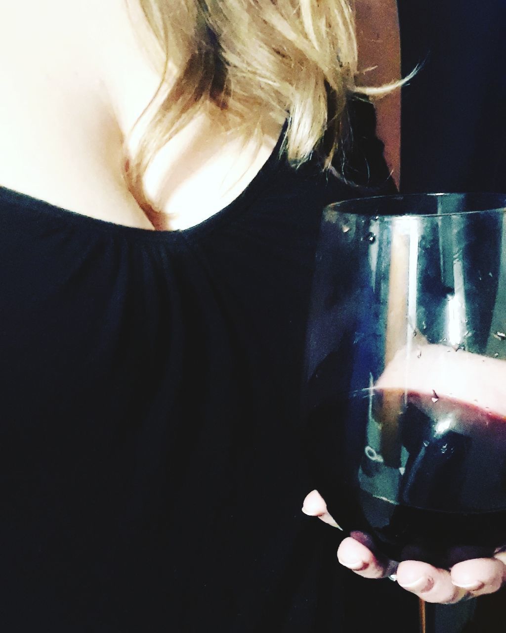 CLOSE-UP OF WOMAN HOLDING GLASS OF WINE
