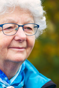 Portrait of smiling woman wearing sunglasses