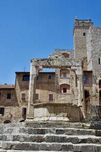 Triangular square lined with medieval houses.

