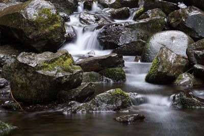 Water flowing through rocks in sea