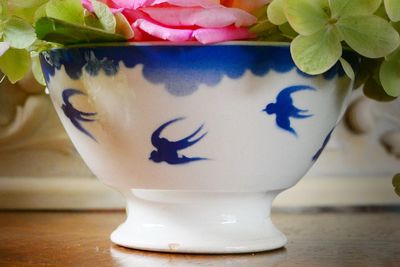 Close-up of white roses in vase on table