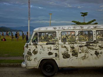 Kombi decorated with tied handprints