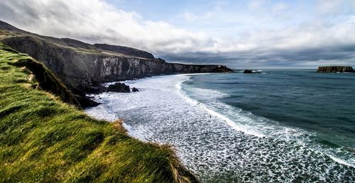 Cliffs ans waves oder northern ireland 