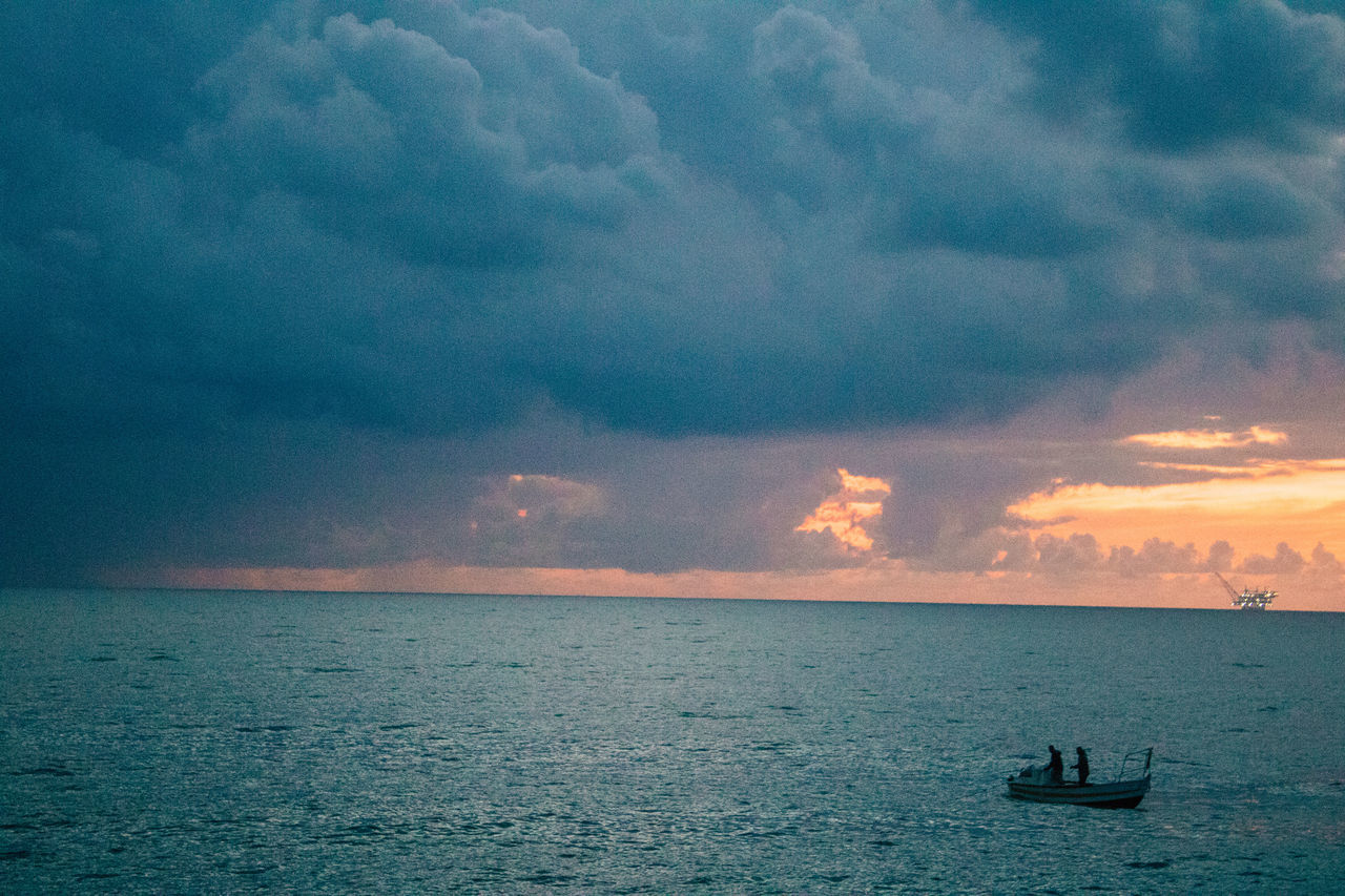 SCENIC VIEW OF SEA AGAINST SKY AT SUNSET