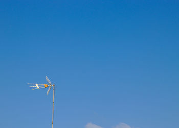 Antenna in the left bottom corner with blue sky