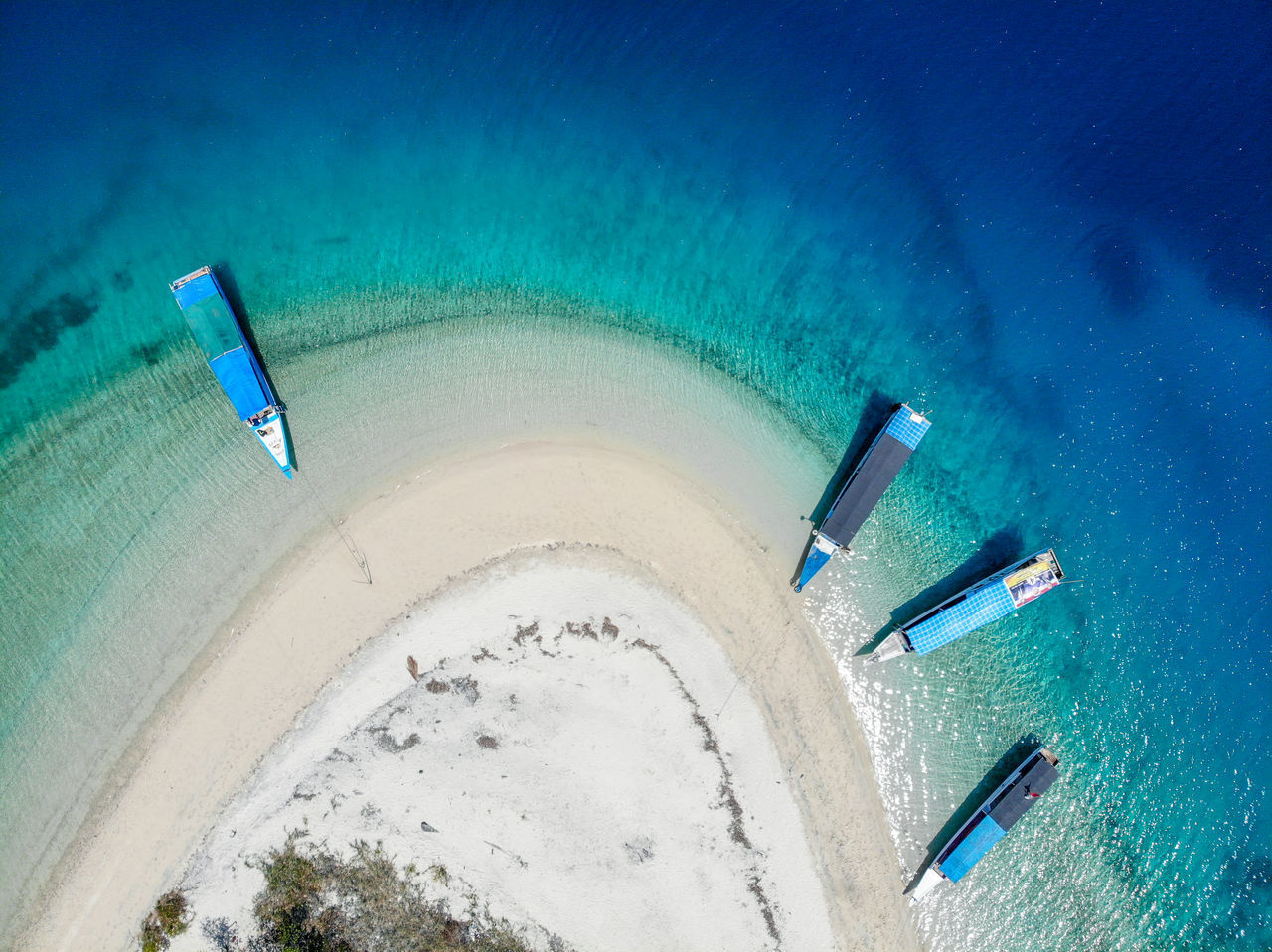 HIGH ANGLE VIEW OF SWIMMING POOL IN SEA