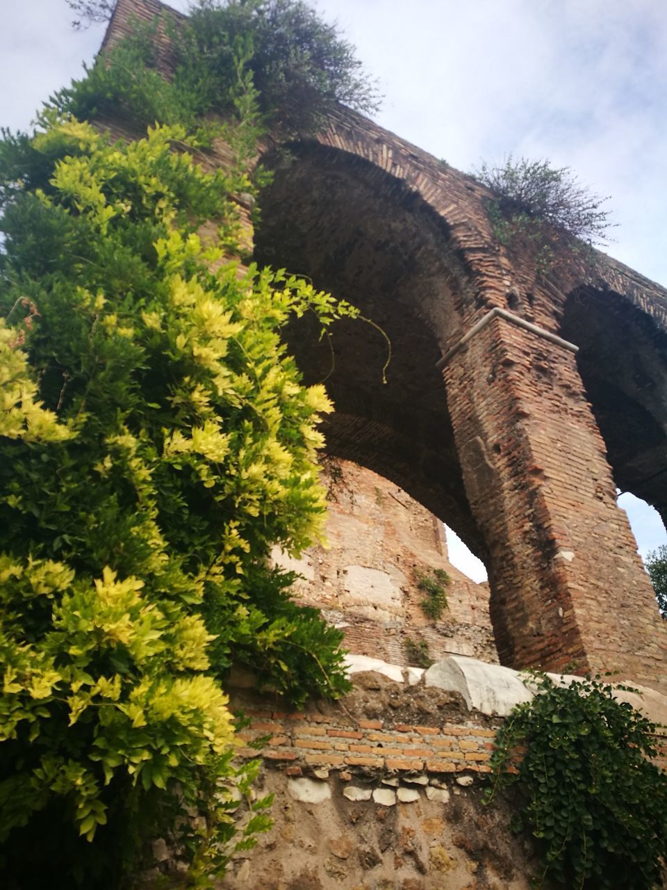 LOW ANGLE VIEW OF OLD RUIN AGAINST SKY