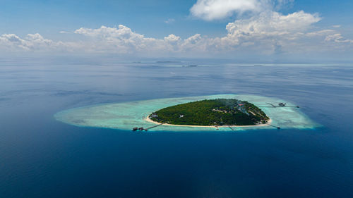 Tropical island pompong with beach and blue sea. tun sakaran marine park. borneo, sabah, malaysia.